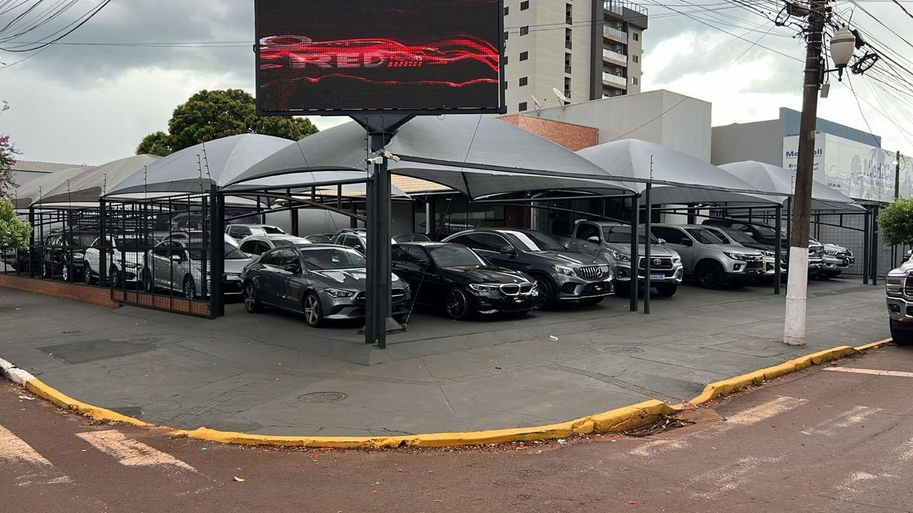 O pátio da Auto Cred Motors visto da esquina
